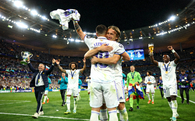 欧冠赛后分析文章配图，球员在场上庆祝